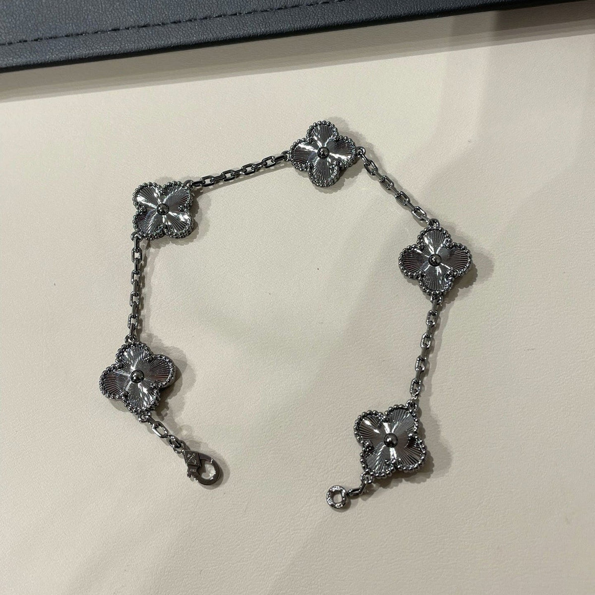 [Stars Jewelry]CLOVER 5 MOTIF BLACK BRACELET