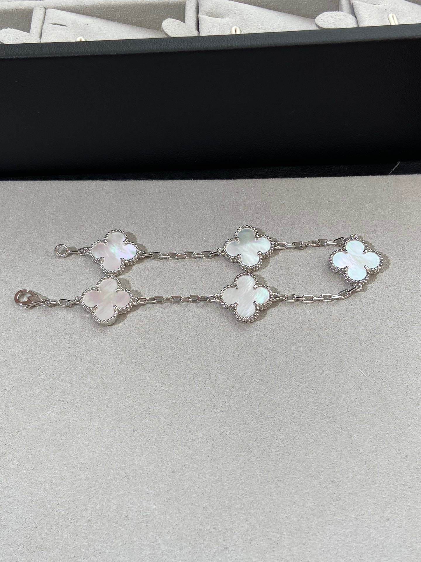 [Stars Jewelry]CLOVER WHITE PEARL MOP 5 MOTIF BRACELET COLLECTION