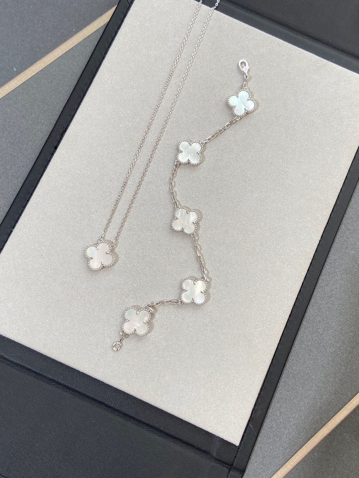 [Stars Jewelry]CLOVER WHITE PEARL MOP 5 MOTIF BRACELET COLLECTION