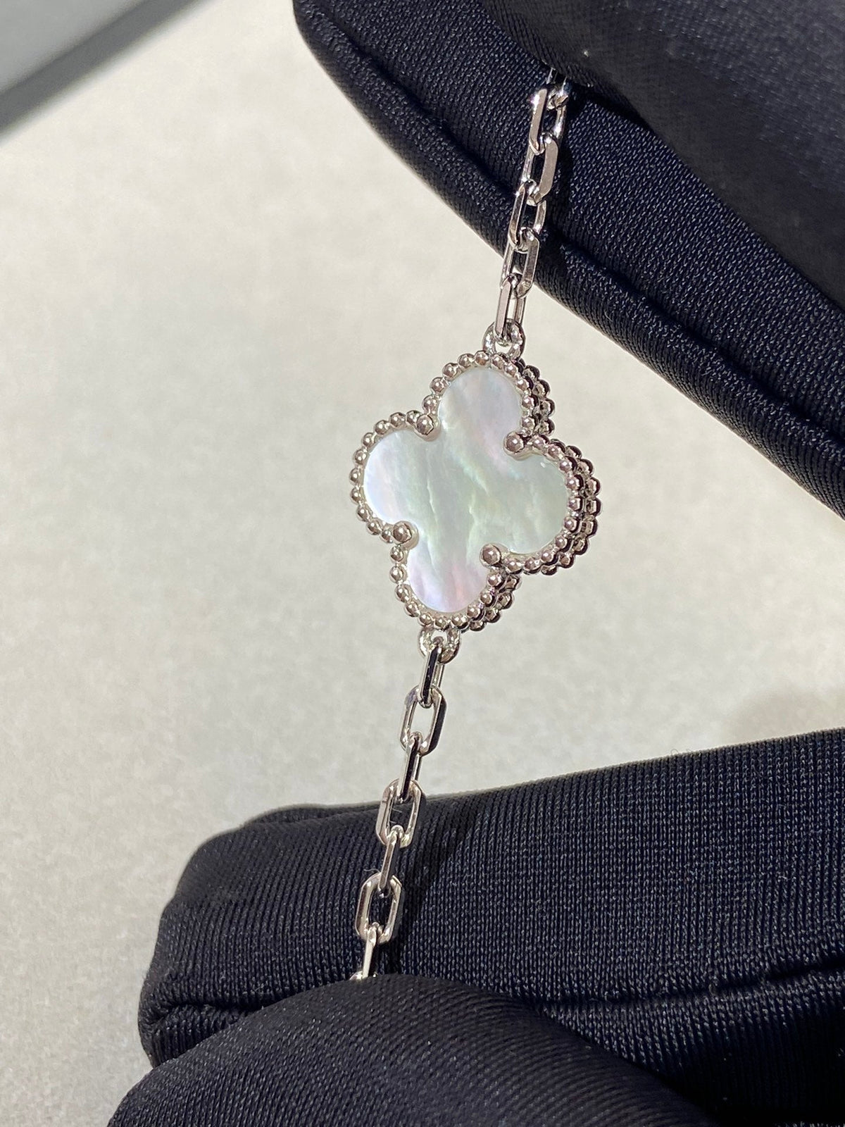 [Stars Jewelry]CLOVER WHITE PEARL MOP 5 MOTIF BRACELET COLLECTION