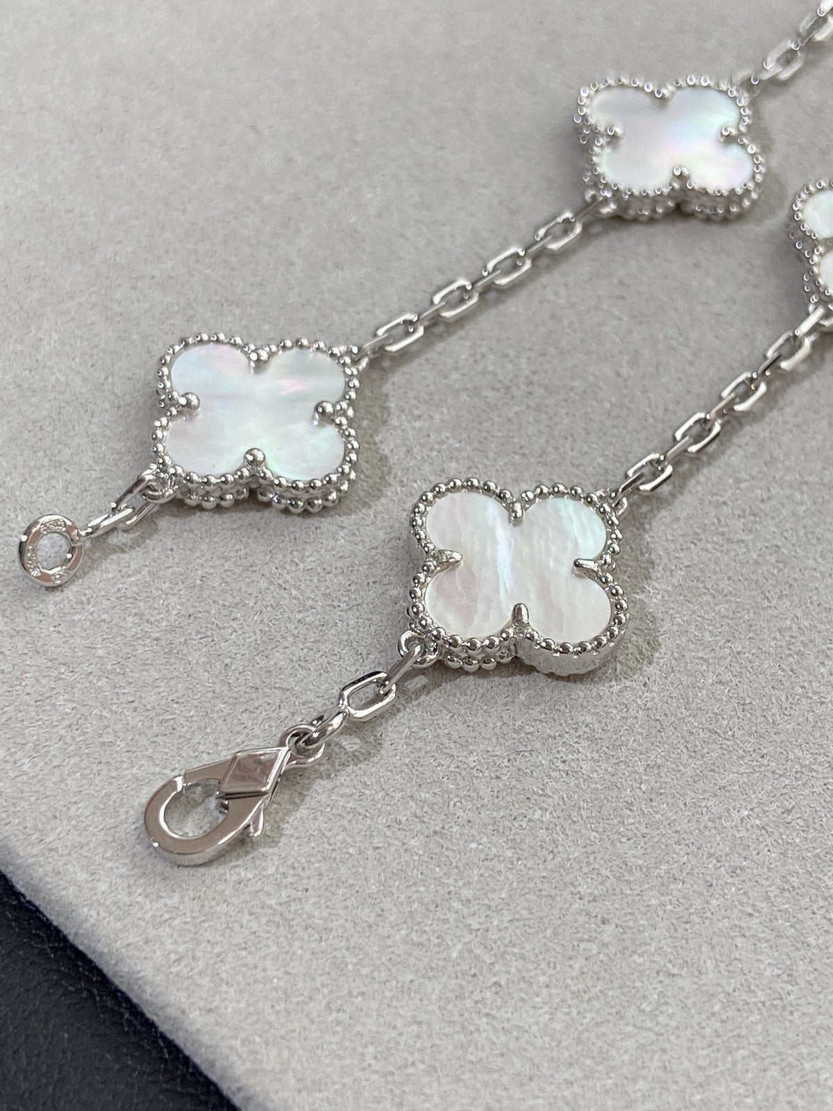 [Stars Jewelry]CLOVER WHITE PEARL MOP 5 MOTIF BRACELET COLLECTION
