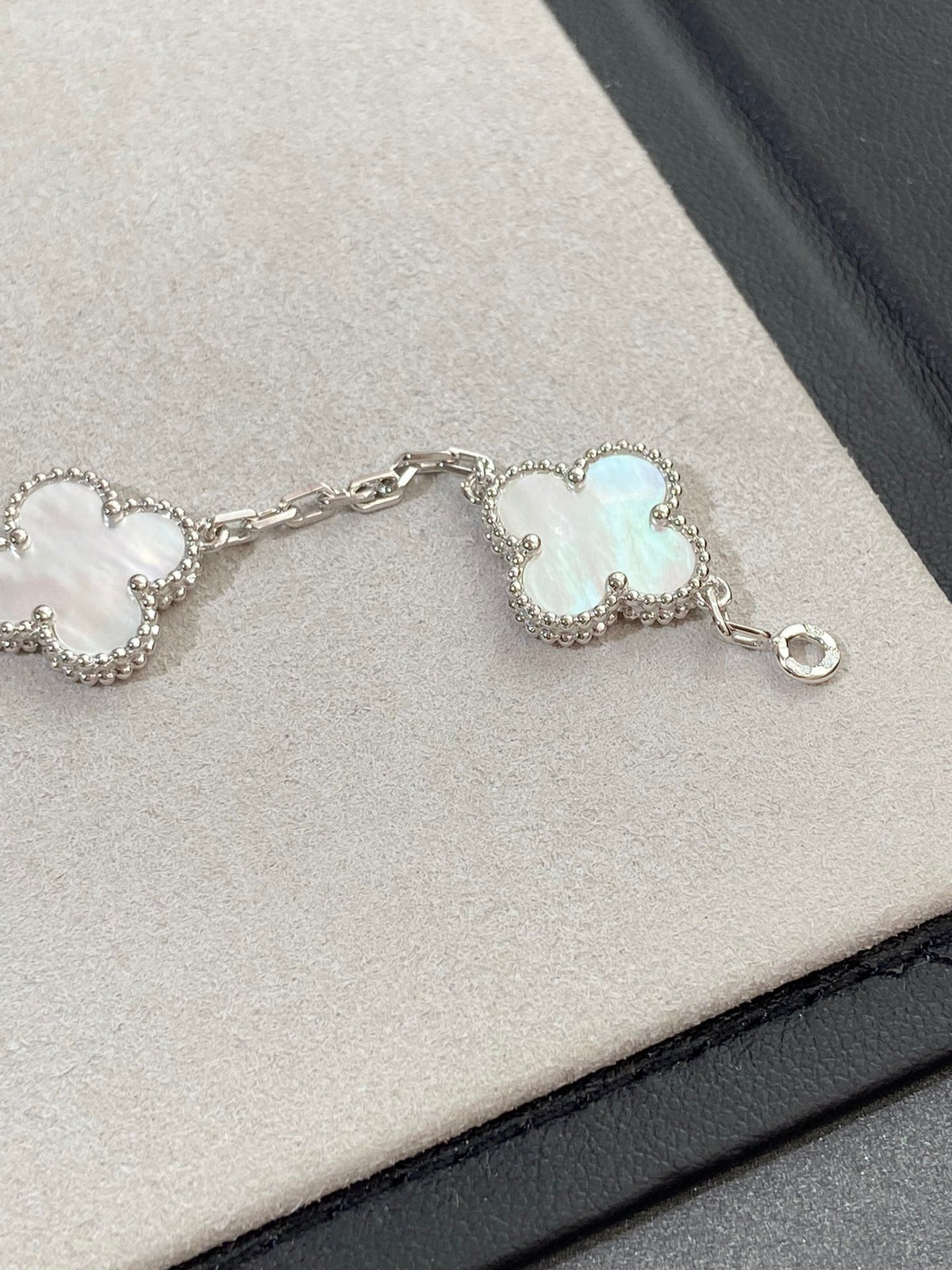 [Stars Jewelry]CLOVER WHITE PEARL MOP 5 MOTIF BRACELET COLLECTION