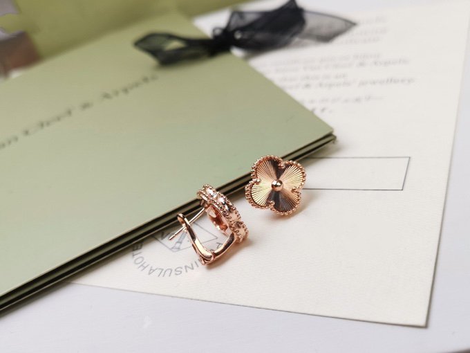 [Stars Jewelry]CLOVER MEDIUM STUD EARRINGS