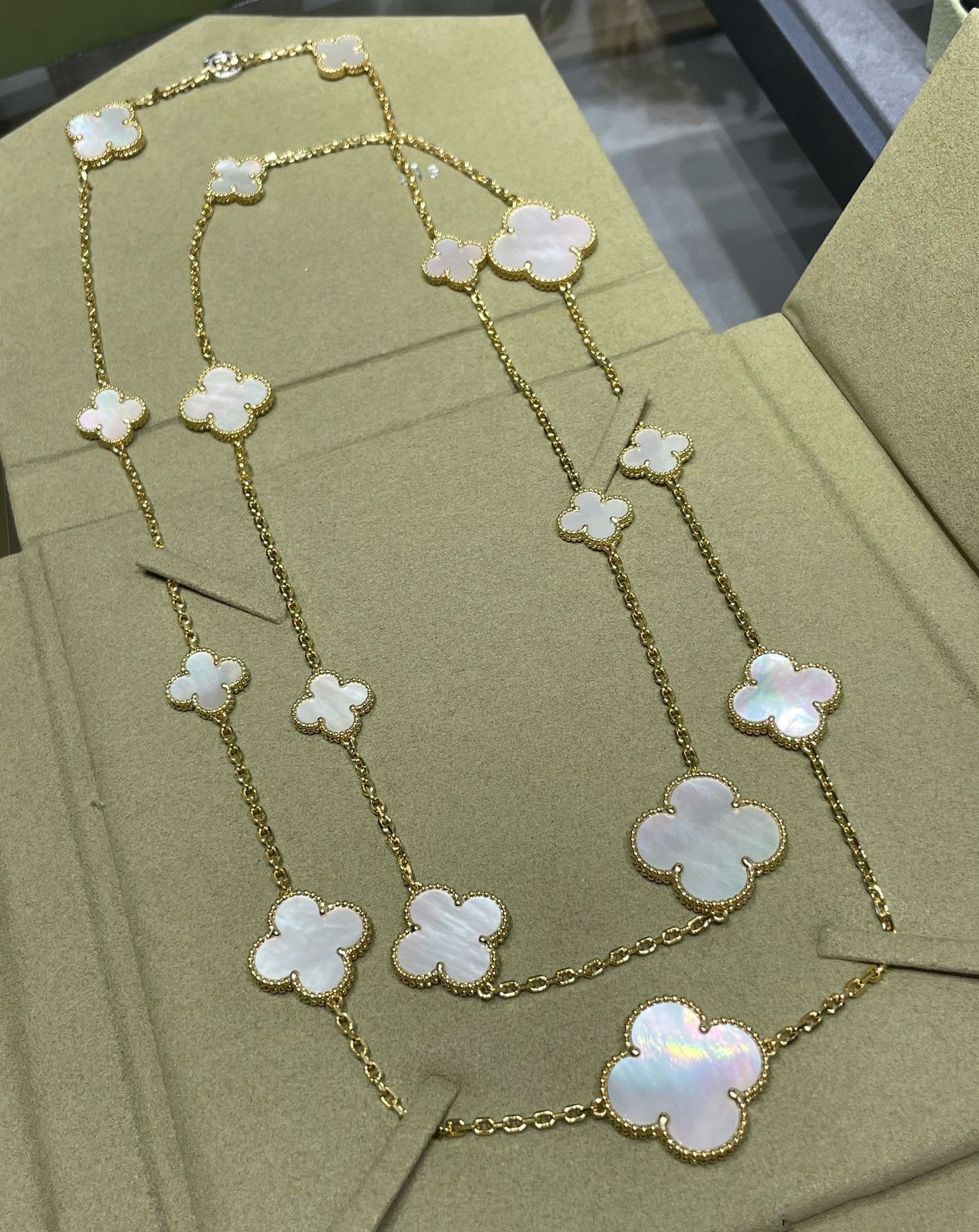 [Stars Jewelry]CLOVER 16 MOTIF WHITE MOP GOLD NECKLACE