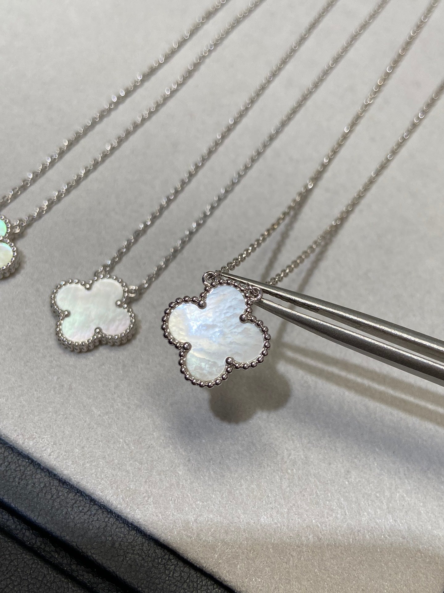 [Stars Jewelry]CLOVER MEDIUM SILVER WHITE MOP NECKLACE
