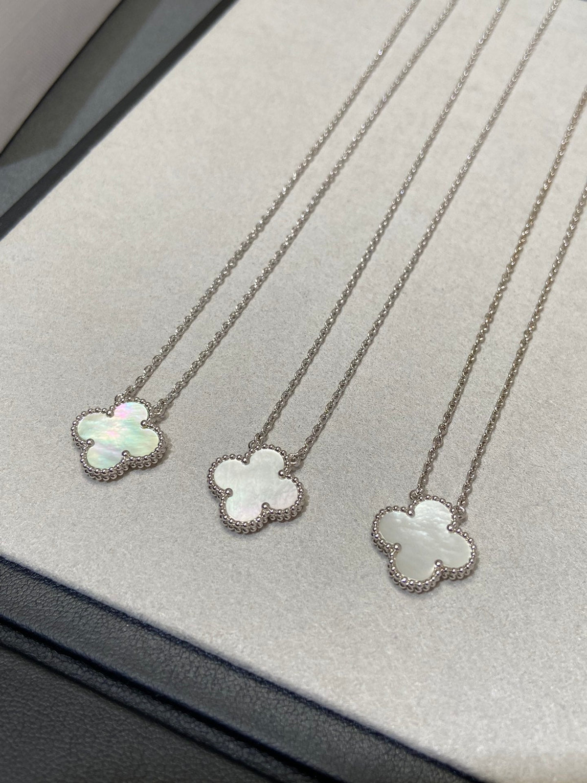 [Stars Jewelry]CLOVER MEDIUM SILVER WHITE MOP NECKLACE