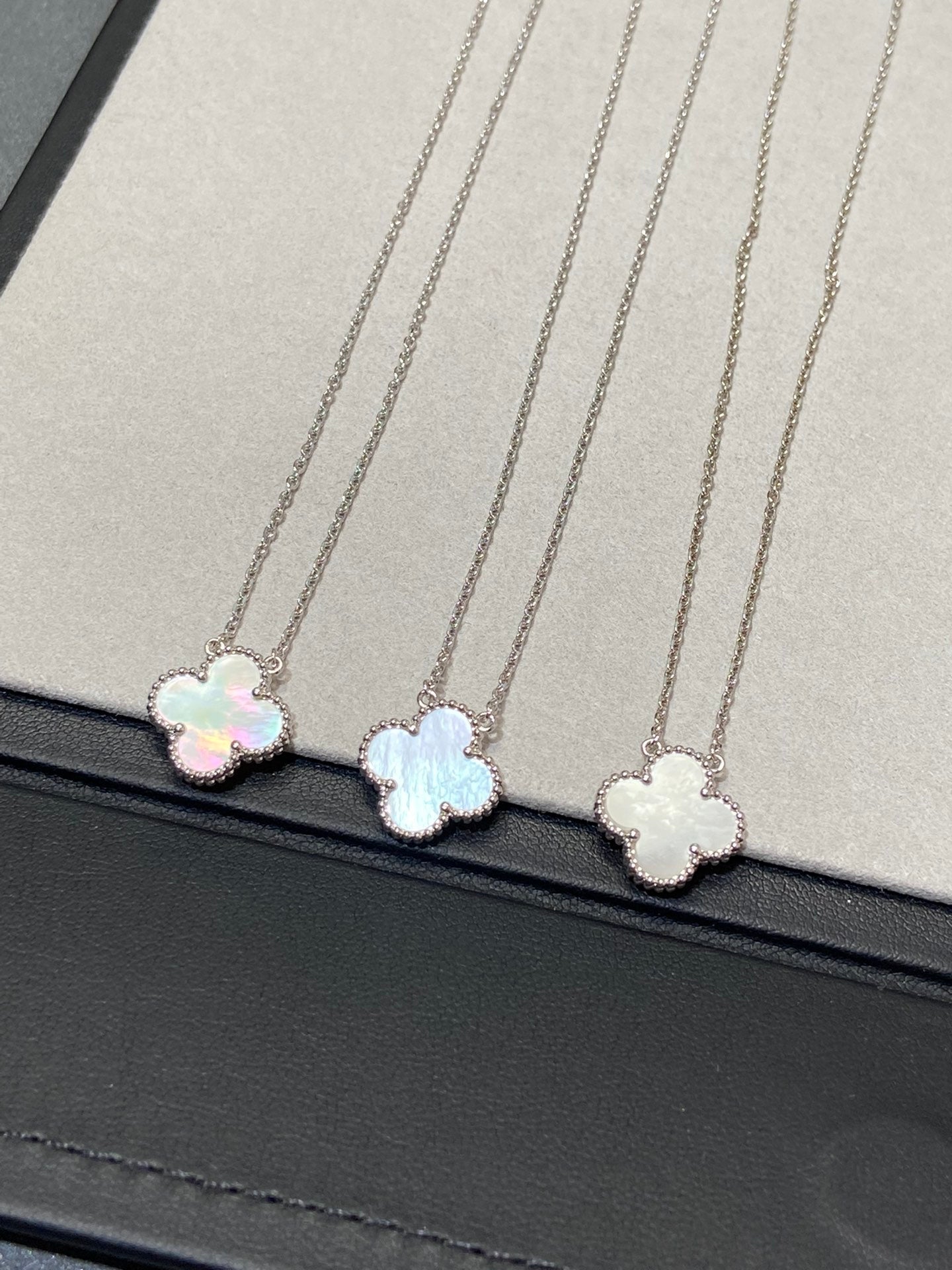 [Stars Jewelry]CLOVER MEDIUM SILVER WHITE MOP NECKLACE