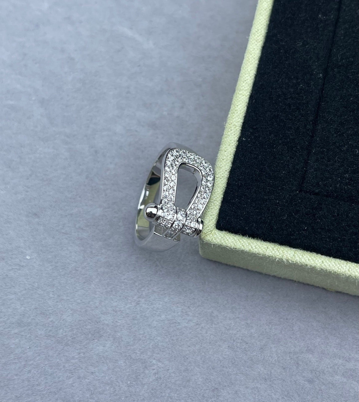 [Stars Jewelry]Wide Hoof-Shaped Diamond-Studded Ring