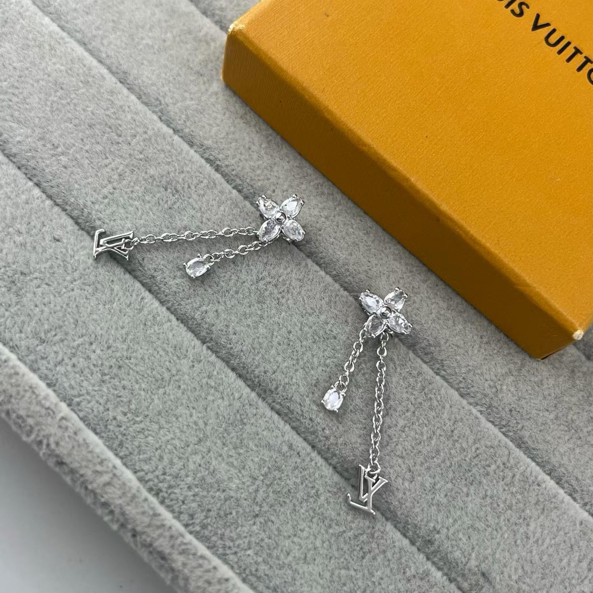 [Stellar Jewelry]PLUM DIAMOND LETTER EARRINGS