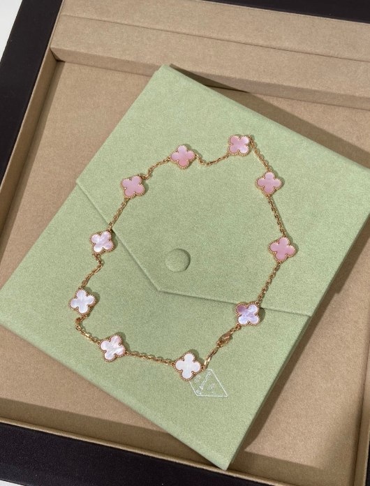[Stars Jewelry Jewellery] Pink Necklace with Ten Clover Designs