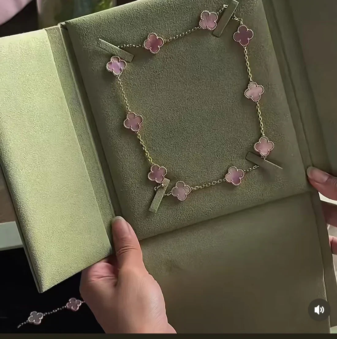 [Stars Jewelry Jewellery] Pink Necklace with Ten Clover Designs