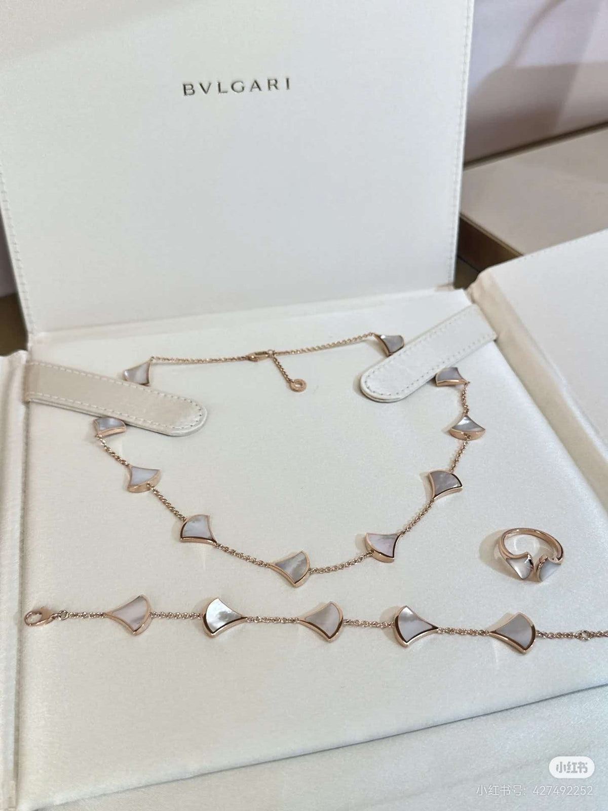 [Stars Jewelry]BVLGARI 10-Motif White Mother-of-Pearl Necklace