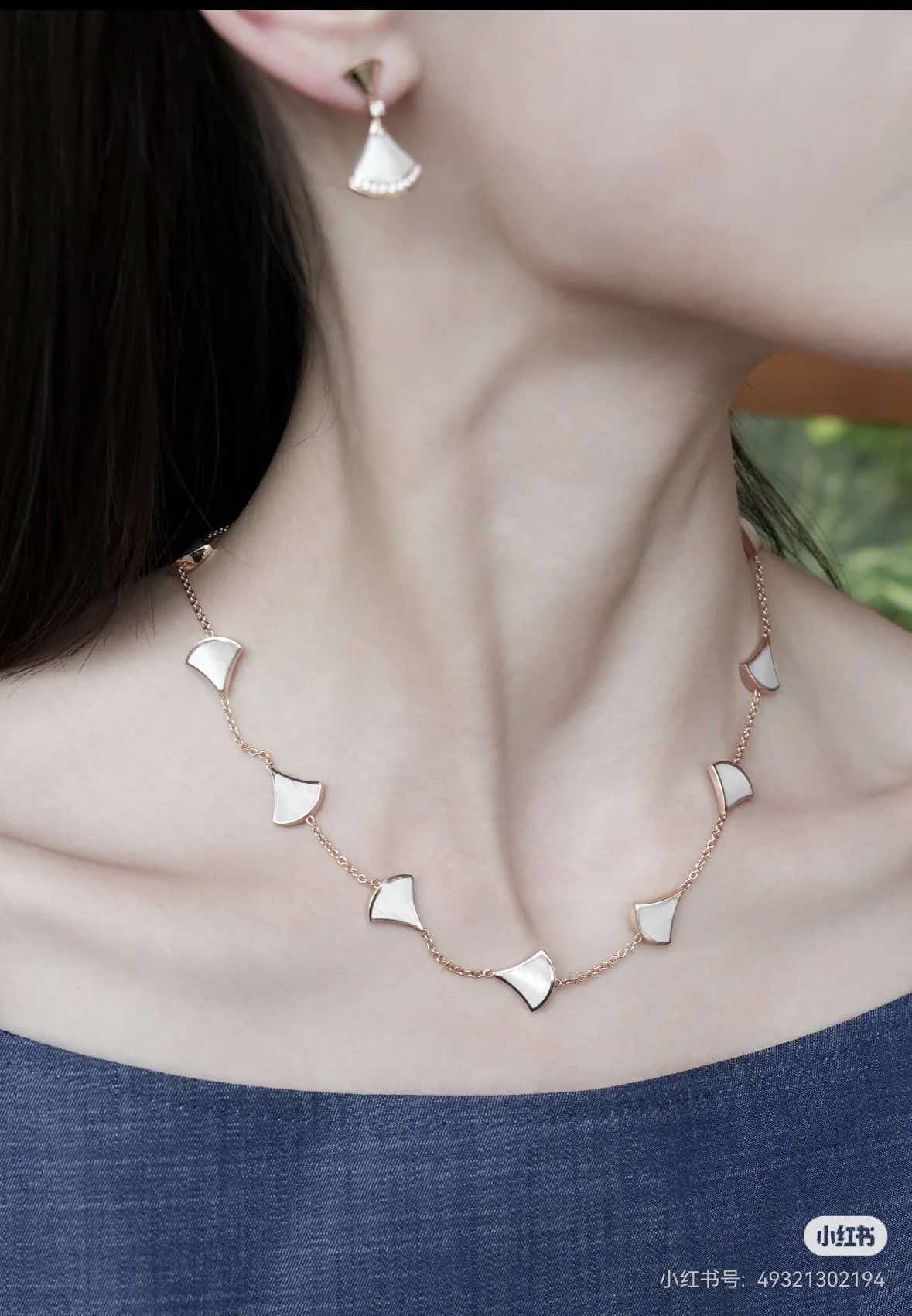 [Stars Jewelry]BVLGARI 10-Motif White Mother-of-Pearl Necklace