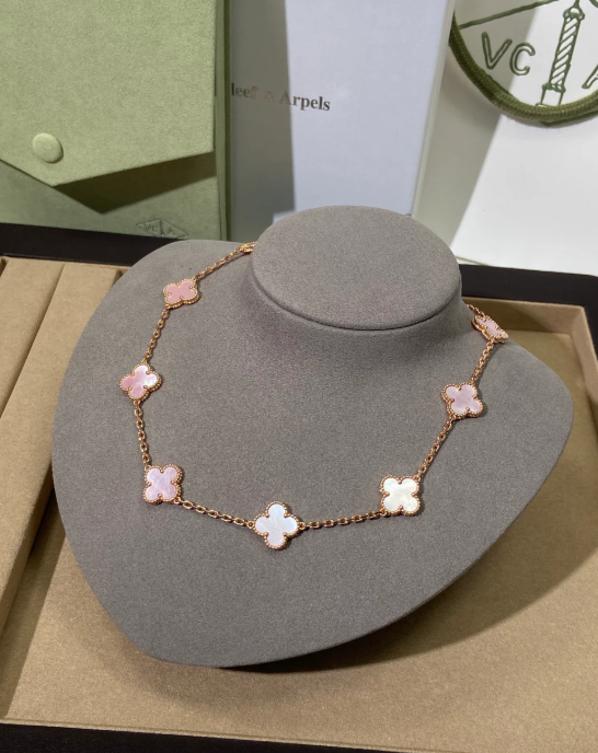 [Stars Jewelry Jewellery] Pink Necklace with Ten Clover Designs