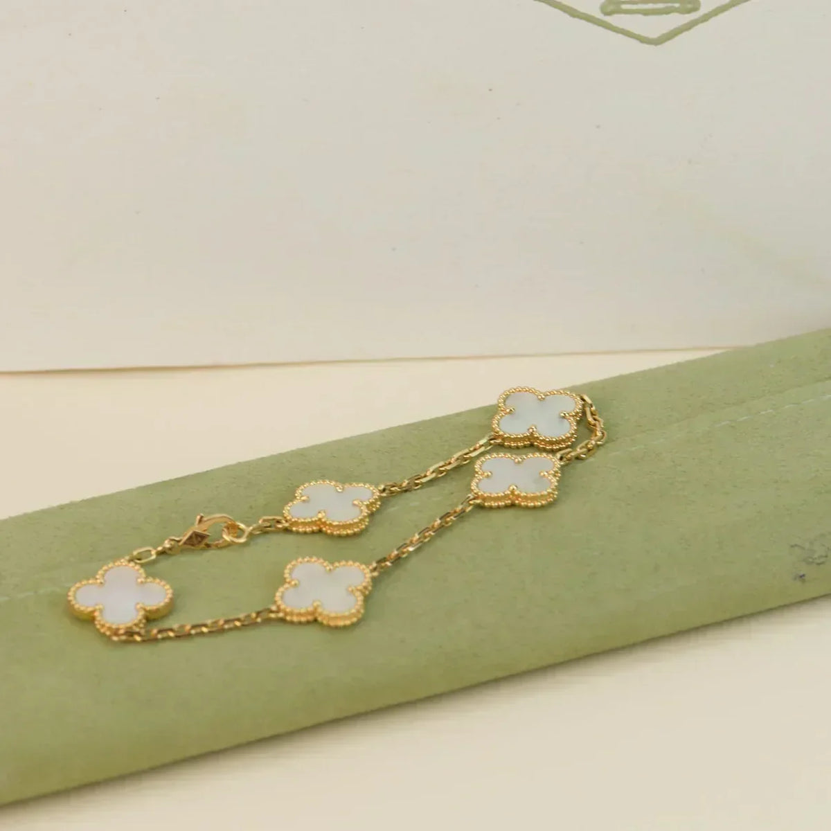 [Stars Jewelry]CLOVER WHITE PEARL MOP 5 MOTIF BRACELET COLLECTION