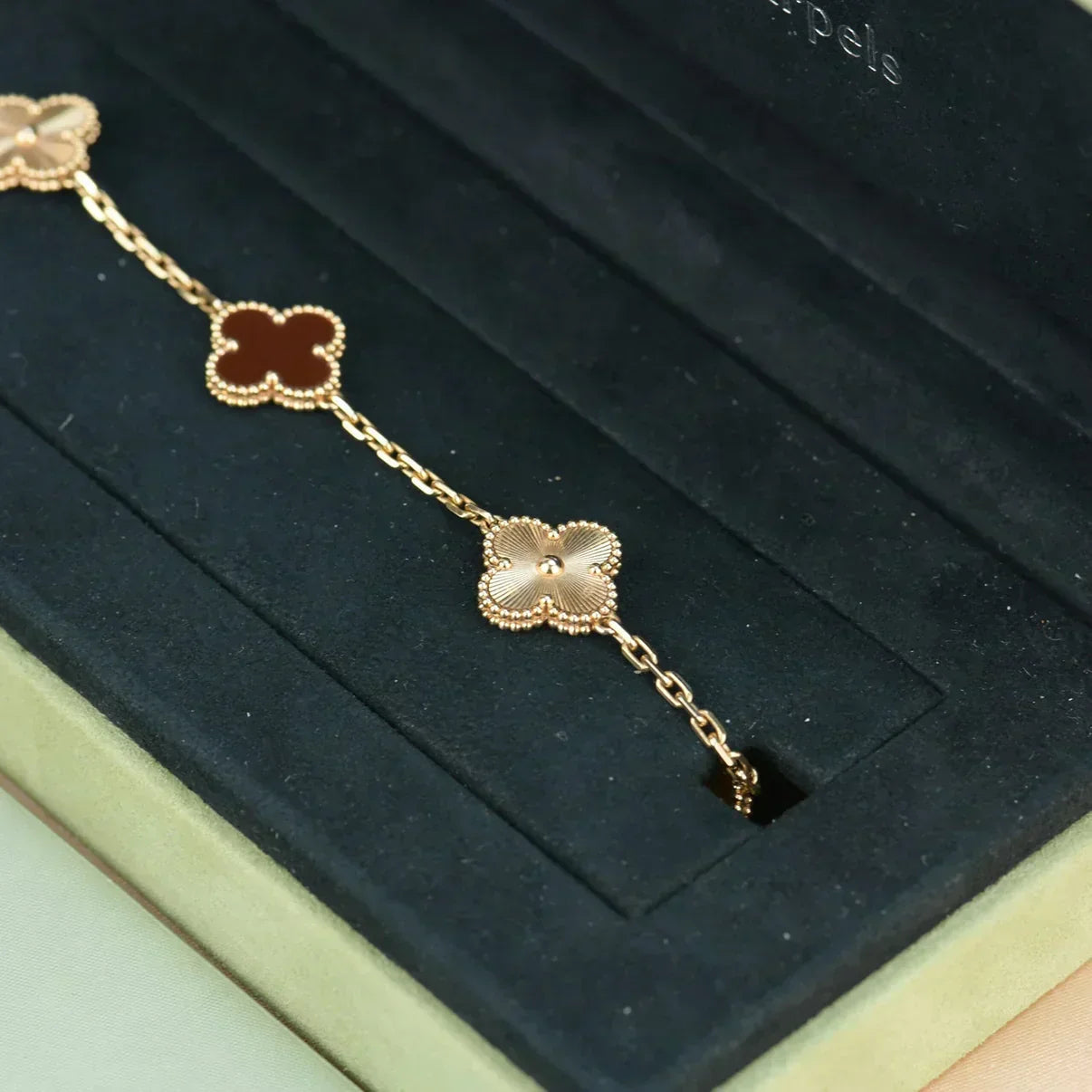 [Stars Jewelry] CLOVER 5 MOTIF RED CORNELIAN BRACELET COLLECTION