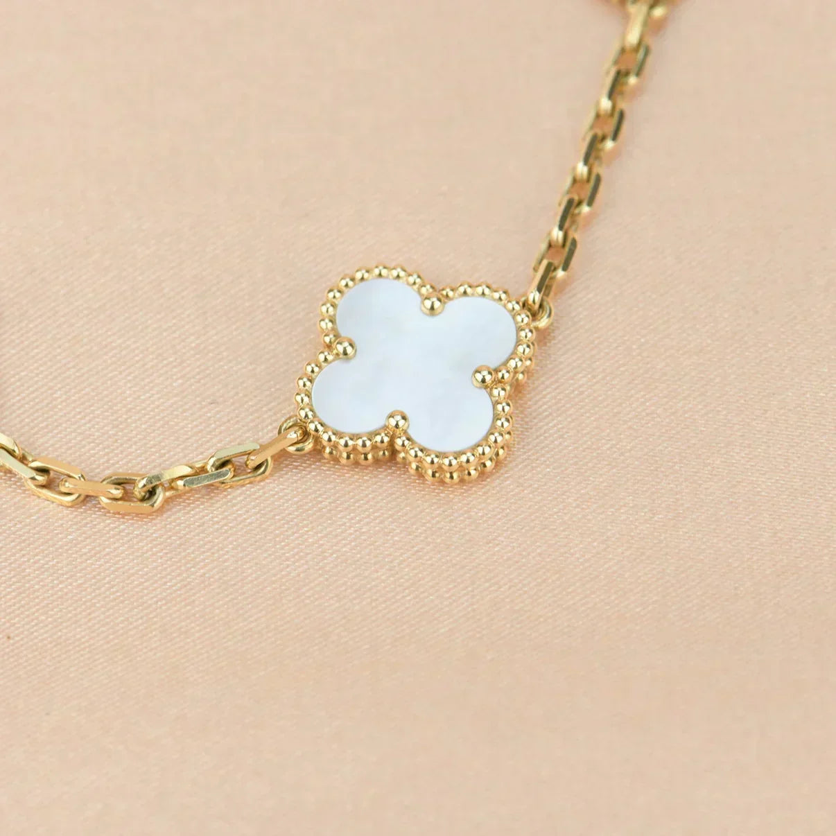 [Stars Jewelry]CLOVER WHITE PEARL MOP 5 MOTIF BRACELET COLLECTION