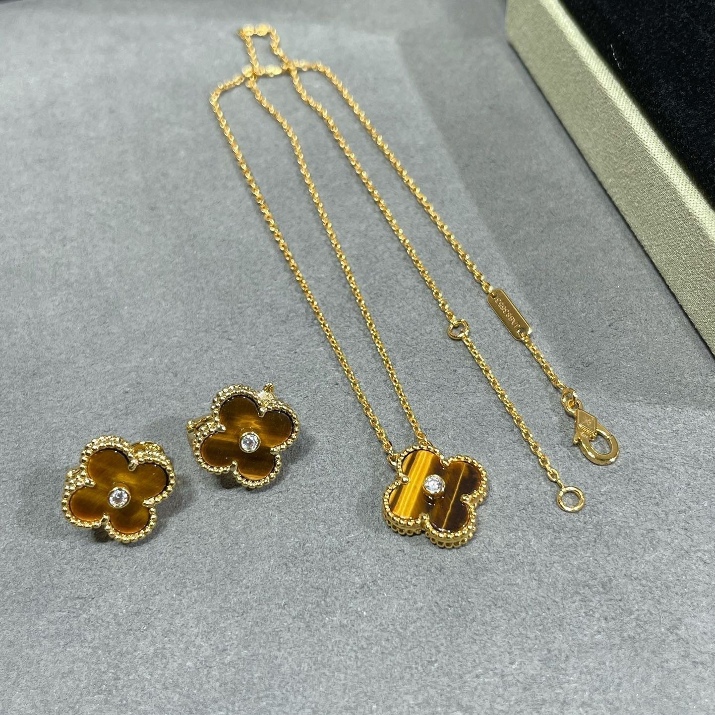 [Stars Jewelry]CLOVER 15MM DIAMOND AND YELLOW TIGER'S EYE AGATE necklace