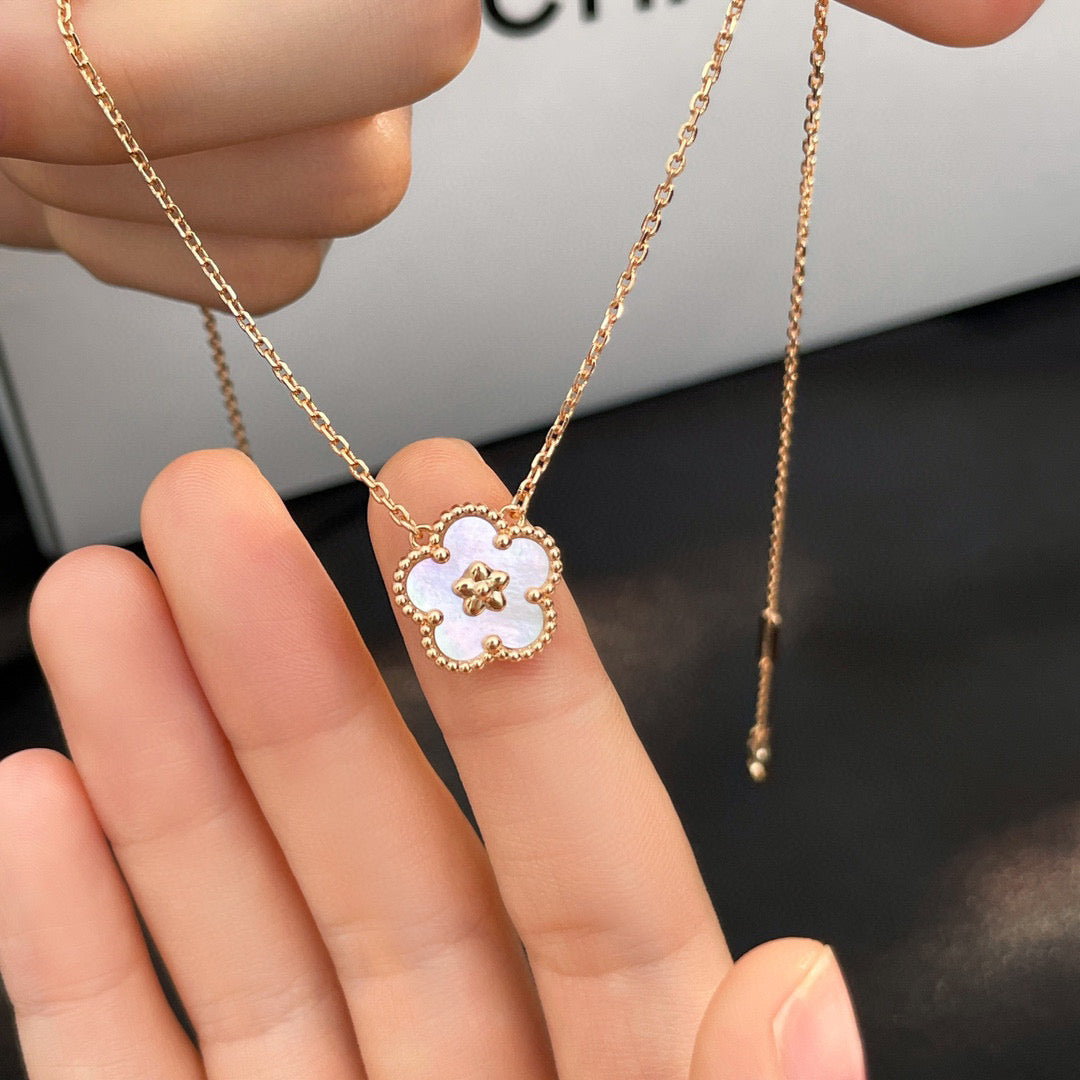 [Stars Jewelry]LUCKY  WHITE MOP  PLUM BLOSSOM NECKLACE