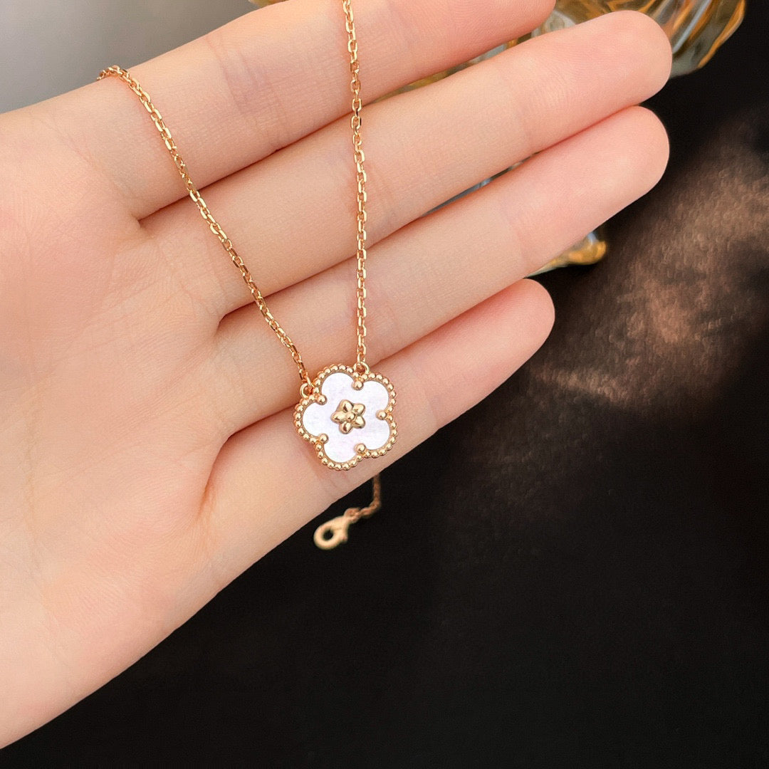 [Stars Jewelry]LUCKY  WHITE MOP  PLUM BLOSSOM NECKLACE