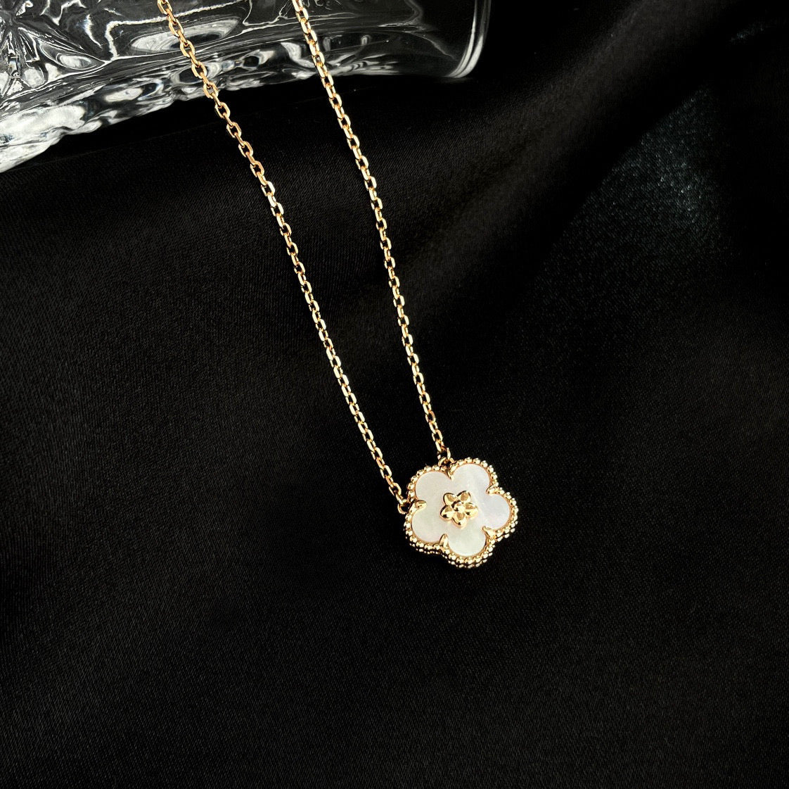 [Stars Jewelry]LUCKY  WHITE MOP  PLUM BLOSSOM NECKLACE