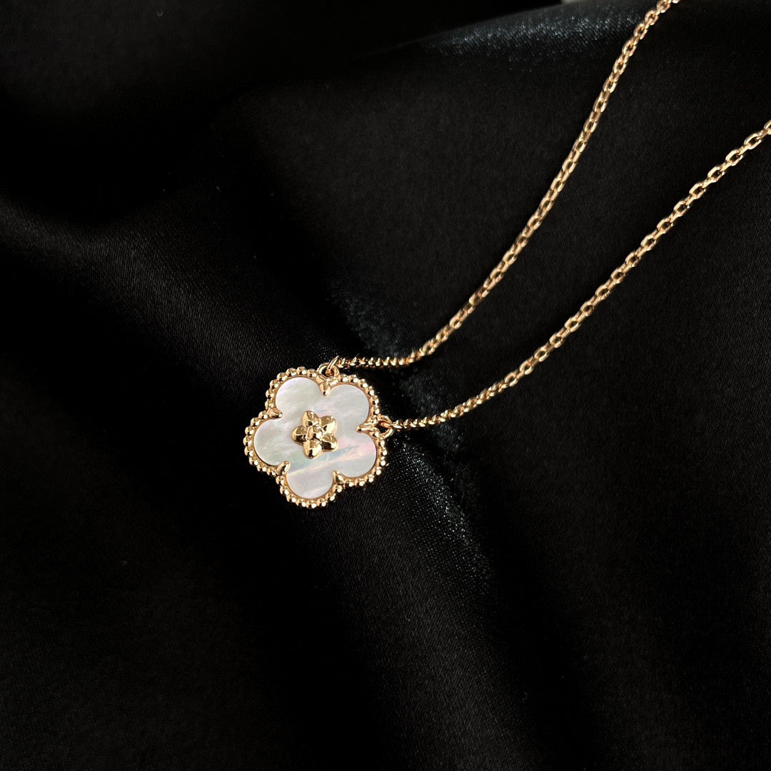 [Stars Jewelry]LUCKY  WHITE MOP  PLUM BLOSSOM NECKLACE