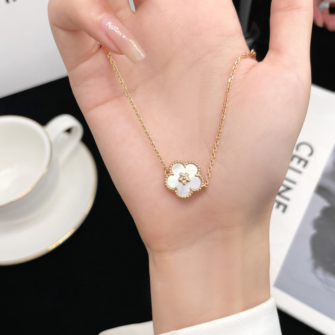 [Stars Jewelry]LUCKY WHITE MOP PLUM BLOSSOM  BRACELET