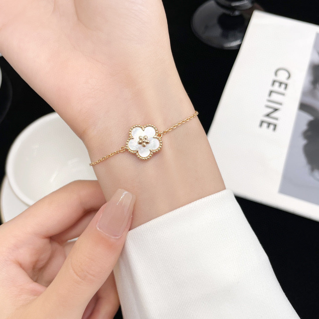 [Stars Jewelry]LUCKY WHITE MOP PLUM BLOSSOM  BRACELET