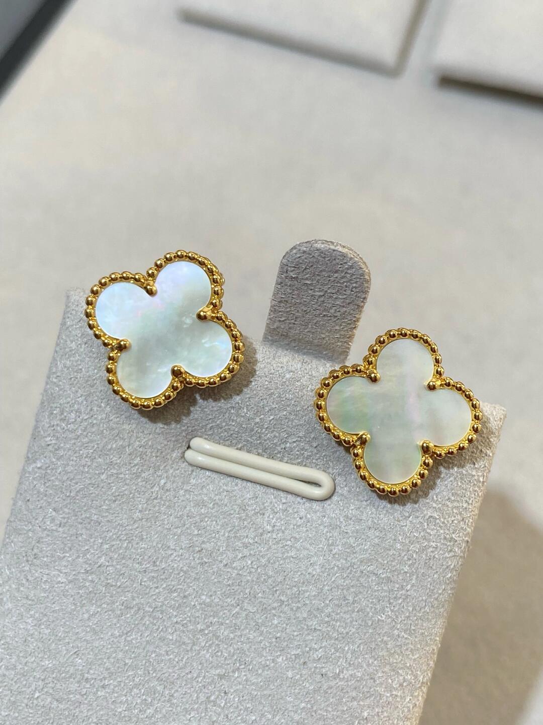 [Stars Jewelry] CLOVER LARGE (20mm) 1 MOTIFS WHITE MOP STUD EARRINGS