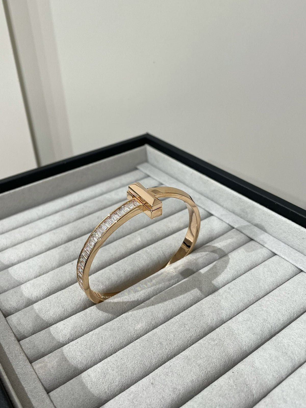 [Stellar jewels]WIDE HINGED BANGLE PINK GOLD WITH BAGUETTE DIAMONDS
