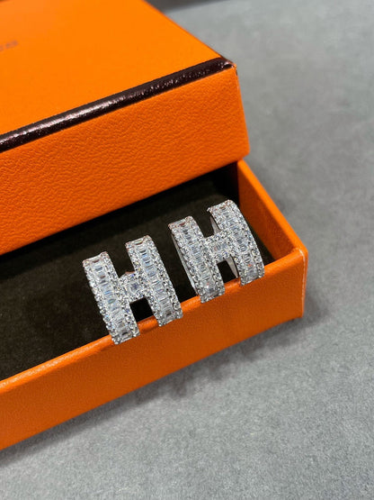 [Stars Jewelry]H STUD EARRINGS WITH SILVER DIAMONDS