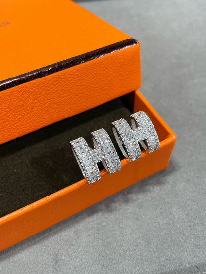 [Stars Jewelry]H STUD EARRINGS WITH SILVER DIAMONDS