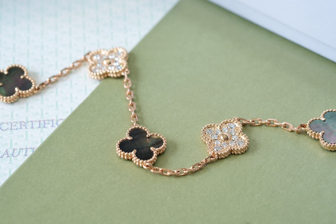 [Stars Jewelry] CLOVER 5 MOTIF GRAY MOP BRACELET COLLECTION